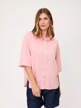 Camisa de manga corta celeste, confeccionada en mezcla de algodón y lino, con cuello camisero y cierre frontal de botones.