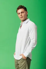 Camisa de manga larga para hombre, color azul claro jaspeado, con cuello clásico y botones blancos. Corte ajustado (slim fit).