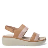 Sandalias de plataforma baja con tiras anchas en color beige y detalles texturizados brillantes. Posee cierre con tira ajustable en el talón y plantilla acolchada.