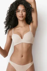 Soutien push-up de microfibra con copas acolchadas, aros y breteles ajustables.