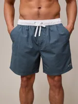 Short de baño azul con cintura elástica blanca y cordón de ajuste.