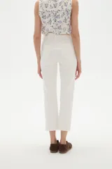 Pantalon jean de corte recto y tiro alto, color negro, con bolsillos laterales y traseros.