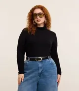 Blusa de manga larga con cuello alto, confeccionada en tejido de viscosa con elastano, de corte ajustado al cuerpo.