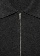 Vestido corto de tejido de punto fino color negro, con cuello polo y cierre frontal de cremallera, mangas corta y diseño recto.