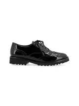 Zapato Oxford de cuero charol negro con cordones, diseño brogue y suela track. Fabricado en Brasil.