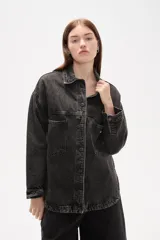Sobrecamisa de jean con efecto lavado, color gris oscuro, de corte holgado, manga larga, cuello clásico y bolsillo frontal.