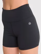 Short deportivo de tiro alto, confeccionado en tejido técnico con banda de silicona para mayor sujeción y libertad de movimiento.