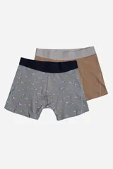 Pack de dos bóxers de algodón con cintura elástica. Uno de los bóxers es de color marrón liso con elástico gris, mientras que el otro es de color gris con estampado de peces pequeños y elástico azul marino.