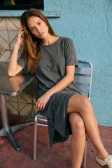 Vestido midi de algodón color gris oscuro, con cuello redondo, mangas cortas y corte recto con aberturas laterales en el ruedo.