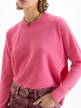 Sweater rojo de largo hasta la cadera, con mangas largas y tejido en mezcla de lana merino y algodón. De silueta holgada y cuello redondo.