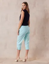 Pantalón capri de corte recto confeccionado en gabardina elastizada, marca Ruby Rd. Presenta una pretina ancha, bolsillos delanteros simulados y bolsillos traseros aplicados. El diseño destaca por un detalle calado en el ruedo.