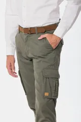 Pantalón cargo gris oscuro de gabardina con bolsillos laterales con fuelle y solapa.