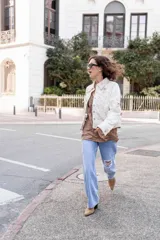 Pantalón de jean celeste de corte ancho con roturas en las rodillas.