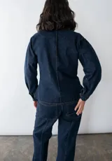 Jean de corte recto y tiro medio-bajo color azul marino oscuro. Elaborado con algodón reciclado y tecnología ACQUASAVE®.