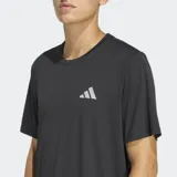 Remera deportiva Adidas de running, color negro, con cuello redondo y mangas cortas. Presenta el logo de la marca en color blanco en el pecho y tecnología de gestión de humedad para mayor frescura.