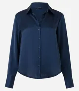 Camisa de satén azul marino, con cuello inglés, manga larga y cierre frontal con botones.