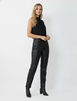 Pantalón de eco cuero negro, marca Red Star, de corte recto con pretina con pasadores, botón y cierre. Tiene bolsillos delanteros y traseros.