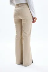 Pantalon de pana en color beige, de corte oxford con tiro medio y bolsillos frontales tipo parche. Confeccionado en tejido con elastano para mayor comodidad y ajuste.