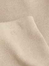 Pantalón de lana color beige, de corte recto y talle alto.