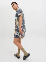 Short de baño con estampado botánico abstracto en tonos tierra, azul y gris. Cuenta con cintura elástica con cordón ajustable, bolsillos laterales y un bolsillo trasero.