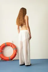 Pantalón blanco de red con bordado de flores y calce recto.