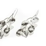 Aros colgantes plateados con forma de rama con hojas.