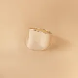 Anillo de diseño minimalista confeccionado en plata 925, con una superficie superior ancha y lisa que se estrecha hacia la base.
