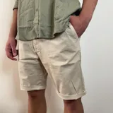 Bermuda de gabardina color marrón claro, corte recto, con bolsillos laterales y traseros.