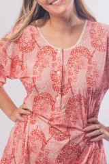 Camisón estilo remerón de seda fría, con estampado de animales en tonos rosados. Presenta escote redondo con botones frontales y mangas cortas.