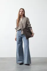 Camisa de algodón con estampado de cuadros vichy en tonos marrón y blanco, con escote en V, cierre frontal de botones y mangas largas con puño.