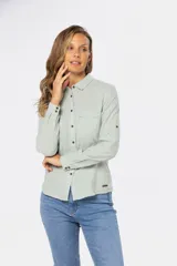 Camisa de lino color verde menta, de manga larga con botones personalizados, cuello camisero, dos bolsillos frontales en el pecho y presilla en la manga.