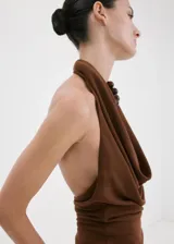 Top de poliéster color marrón con cuello halter y escote drapeado, sin mangas y diseño recto.