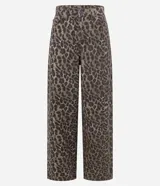 Pantalón estilo baggy de sarga con estampado animal print. Presenta un corte holgado de pierna ancha, cintura media con trabillas, bolsillos funcionales y cierre frontal con botón y cremallera.
