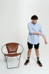 Camisa celeste de manga larga con cuello mao.