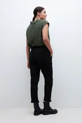Pantalón chino color marrón con bolsillos laterales y traseros.