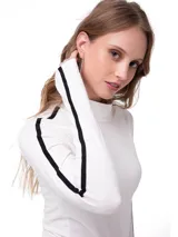 Remera de manga larga blanca con cuello alto, corte ceñido al cuerpo y franja vertical negra de contraste a lo largo de las mangas.