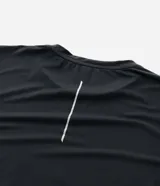 Musculosa deportiva Get Over de poliamida con tecnología dry, color gris oscuro, con cuello redondo, diseño sin mangas y estampa frontal con el texto "RUN CLUB".