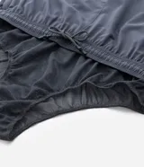 Bermuda deportiva de running para hombre en microfibra color beige, con cintura elástica, cordón ajustable y bolsillos laterales.