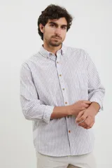 Camisa sport de hombre con cuello button-down, manga larga y diseño a rayas verticales blancas y marrones. Presenta un bolsillo de parche en el pecho y botones de madera.
