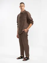 Pantalón de lino premium con corte recto y fit relajado. Presenta cintura elástica con cordón de ajuste, bolsillos laterales y bolsillo trasero.