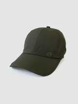Gorro deportivo tipo jockey color verde militar, con visera curva y un pequeño logo bordado en el frente.