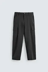 Pantalón cargo de corte recto confeccionado en tejido elástico, con bolsillos laterales tipo plastrón con solapa, bolsillos frontales y cierre de cremallera con botón.