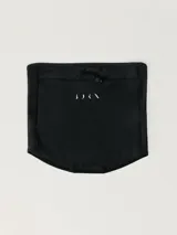 Cuello negro de tejido elástico, suave y microperforado, con goma de ajuste y print reflectante.