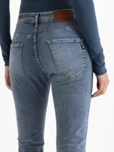 Jeans de mujer modelo Richie Summer, tiro medio, fit cropped y pierna recta, confeccionado en denim celeste con efecto lavado y desflecado en el ruedo.