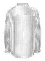 Camisa de manga larga con cuello clásico y bolsillo en el pecho. Presenta un estampado de rayas verticales finas en gris sobre fondo blanco.