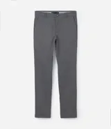 Pantalón slim color tostado, confeccionado en sarga, con cierre de botón y cremallera, y bolsillos tipo cuchillo.