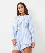 Blazer celeste y blanco a rayas verticales, con cuello solapa y manga larga.