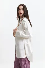 Camisa color verde oliva de manga larga confeccionada en tela satinada.