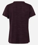 Remera deportiva de microfibra color bordó con tecnología Dry, de corte regular, manga corta y cuello redondo. Presenta un recorte contrastante blanco en el ruedo y en los puños.