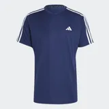 Remera deportiva Adidas Train Essentials, color azul marino, con cuello redondo y manga corta. Presenta las tres franjas blancas en los hombros y el logo de Adidas Badge of Sport en blanco en el pecho.